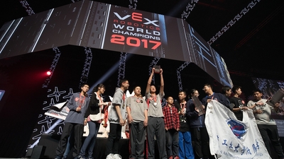 Photo of the VEX 2017 World Champions, including Team 86868.